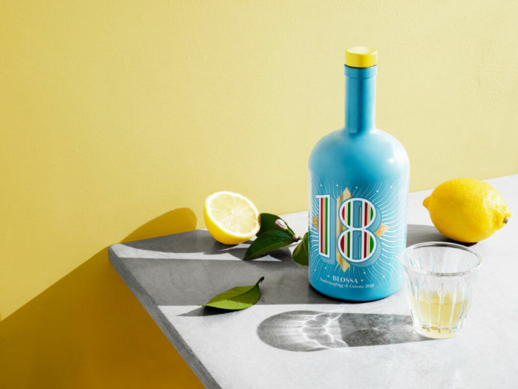 Årets flaska ska föra tankarna till medelhavet. Blossa 2018 - årets smak är Limoncello, basilika, timjan och rosmarin.