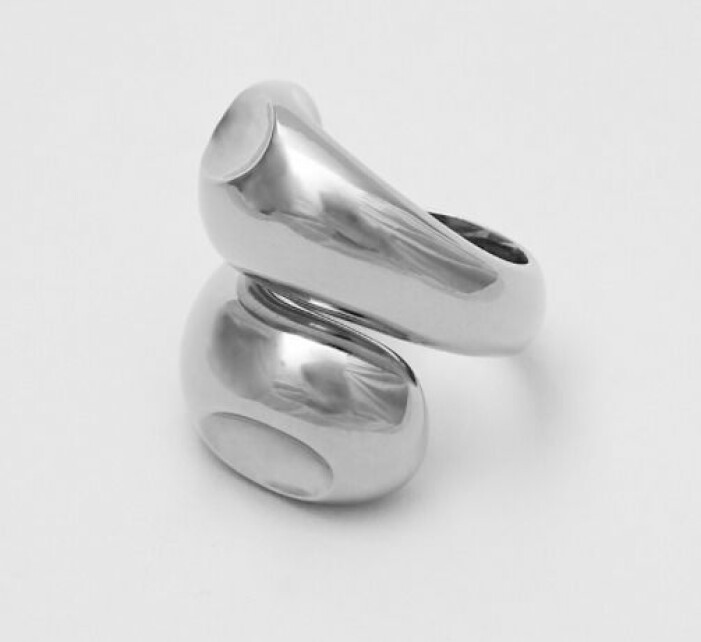 Ring, 2990 kr, Blue billie. Tjock ring i silver som går omlott. Ring från Blue bille.