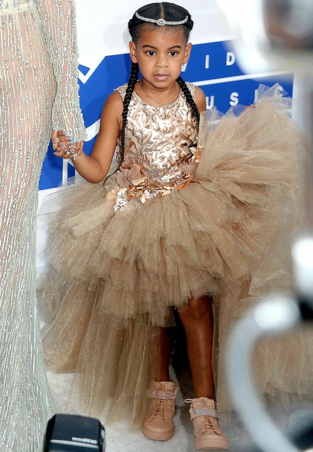 Blue Ivy har idag hunnit bli åtta år. Blue Ivy i guldig klänning med tyll och en krona på huvudet