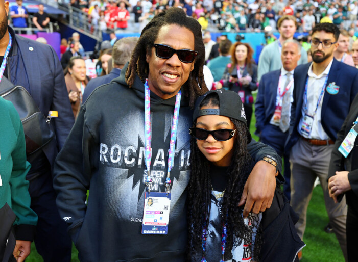 Pappa Jay-Z och dotter Blue Ivy på Super Bowl i matchande outfits. Pappa Jay-Z och dottern Blue Ivy i liknande klädstil på Super Bowl.