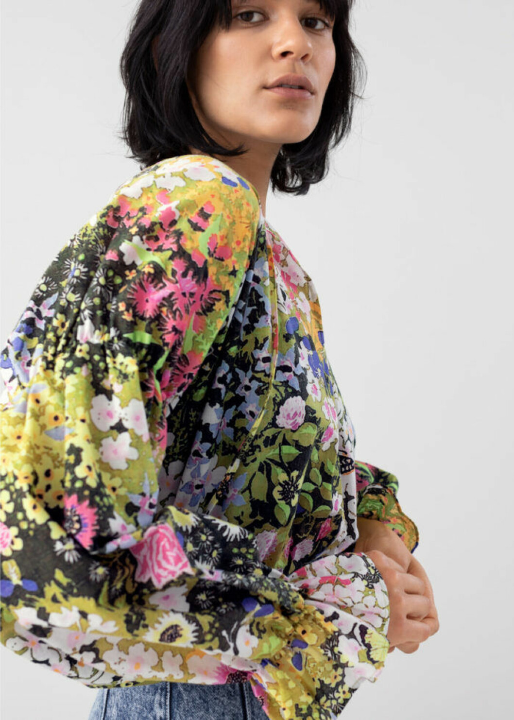 Blommig blus med puffärmar