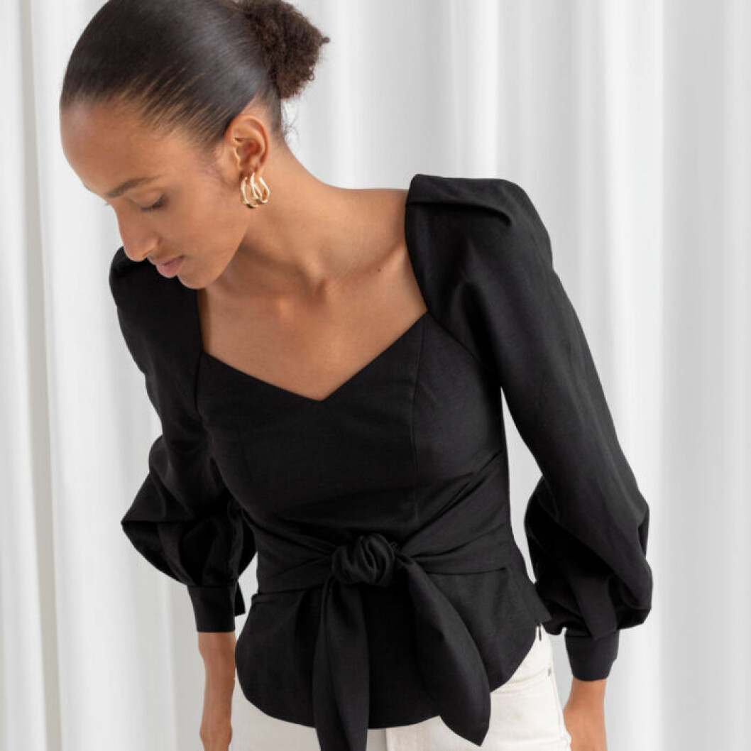 Svart blus med puffärm