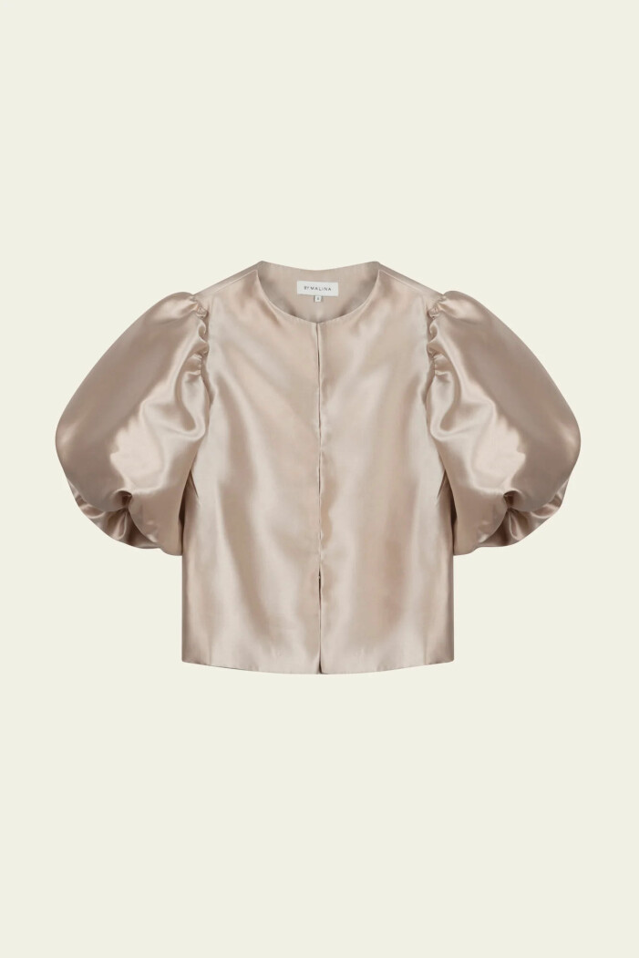 Blus från By Malina.<a target="_blank" href="https://apprl.com/al/7dSz/"> Läs mer och köp här</a>. Blus från By Malina