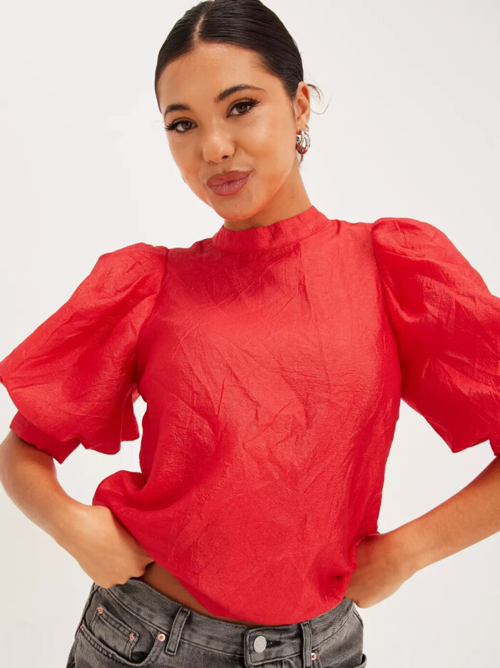 Blus med puffärm 2023: En modetrend som lyfter din stil! | Femina