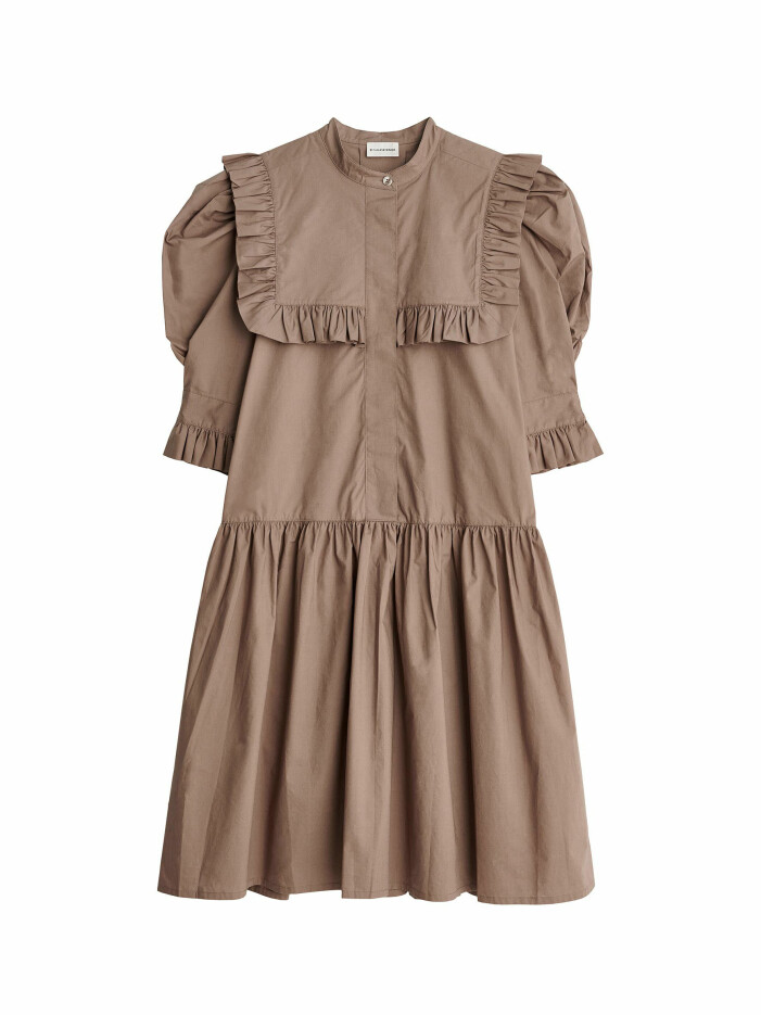 Skjortklänning, By Malene Birger. Brun skjortklänning i kortare modell. Volangdetaljer vid axlarna, på den oversizade kragen och nertill. Puffärmar. Klänning från By Malene Birger.