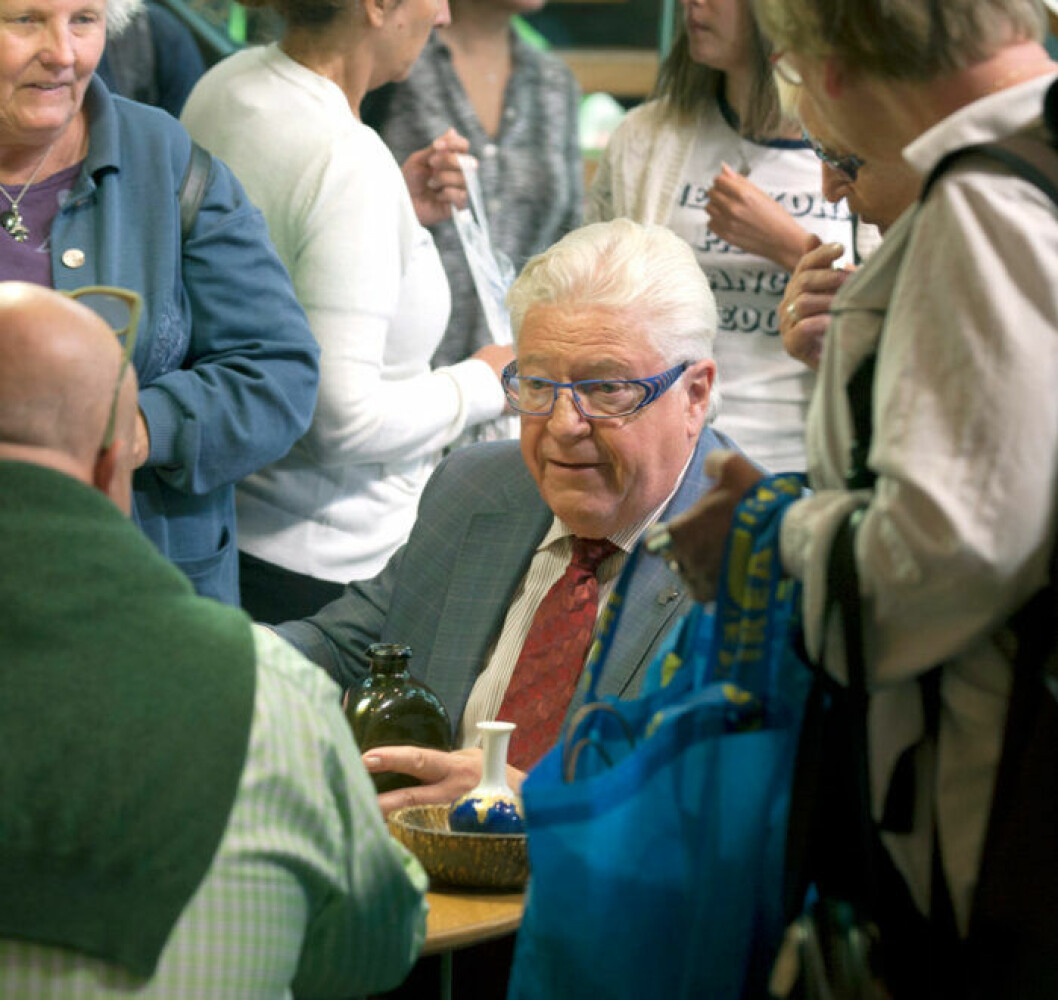Bo Knutsson har kvar anteckningarna till det som sedan skulle bli svenska Antikrundan. Han är också en av de experter som varit med i alla år. Här i Västerås 2015. Foto: IBL Bo Knutsson, expert Antikrundan