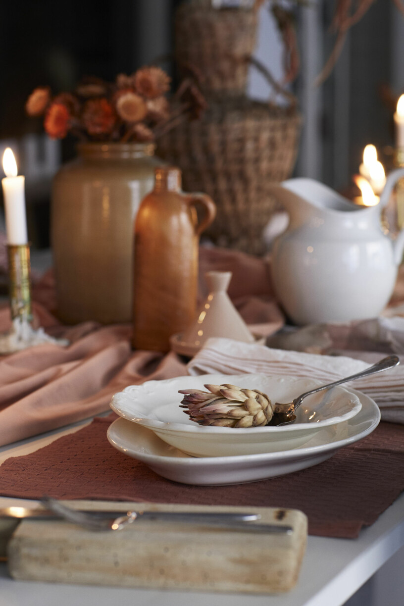November är här och nu äter vi långsamma middagar i stearinljusens sken. Duka med mycket textil, generösa fat och ting i keramik. Allt från Boel & Jan. Dukning Boel Jan