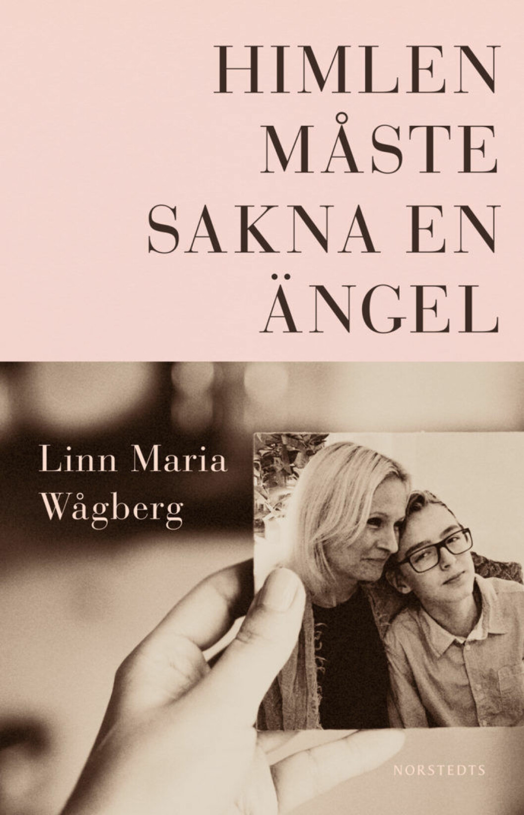 Linn Wågbergs bok <em>Himlen måste sakna en ängel</em> släpptes i mars. Foto: Norstedts förlag Linn Wågbergs bok Himlen måste sakna en ängel handlar om miraklet i Ånnsjön.