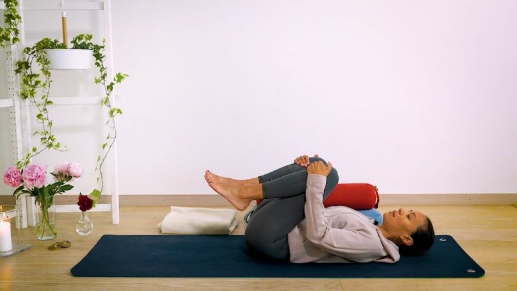 Johanna Ljunggren gör yogapositionen bollen