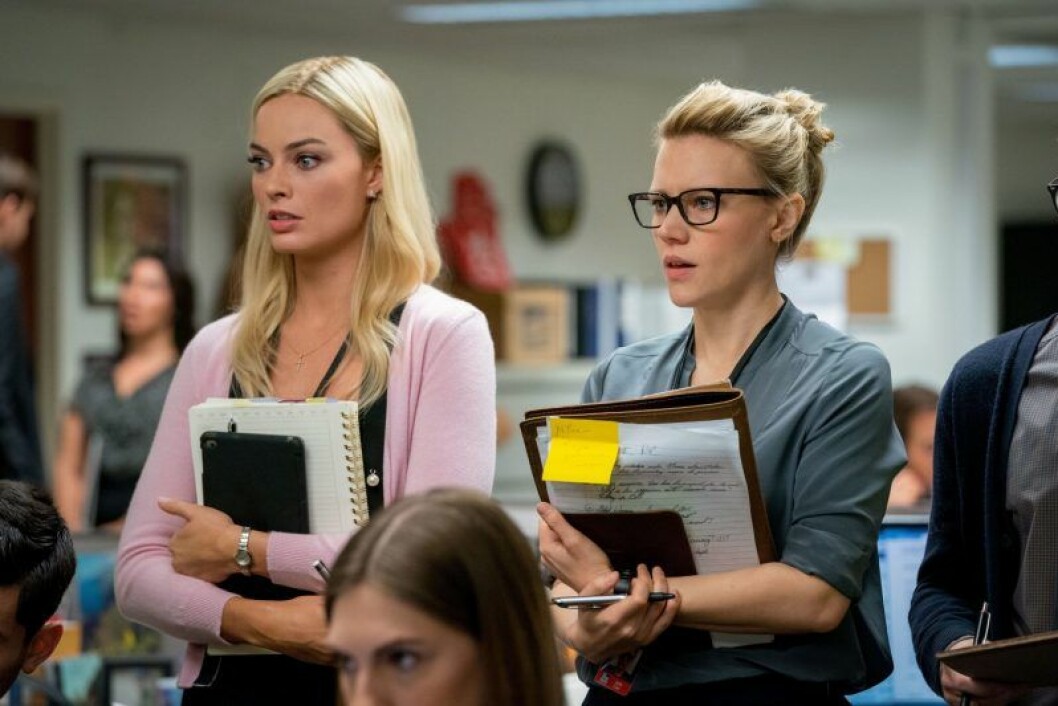Margot Robbie och Kate McKinnon är två av skådespelerskorna i den nya filmen <em>Bombshell</em>. En bild från filmen Bombshell, som har biopremiär den 17 januari 2020.