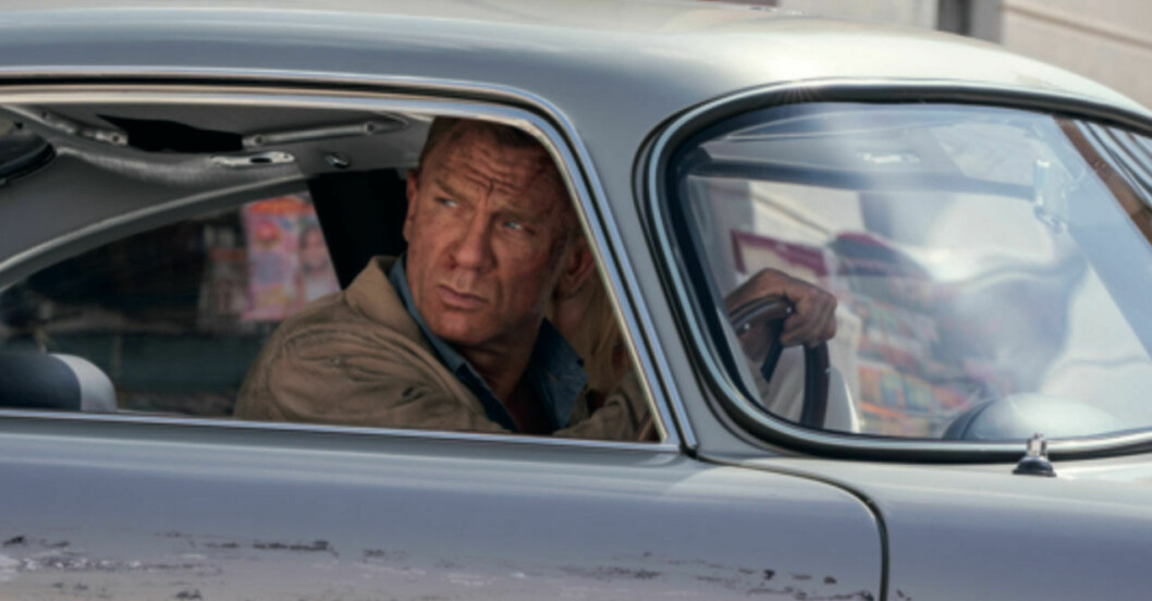 Flera actionscener känns mer som bilreklam, enligt Feminas recensent. Daniel Craig som James Bond i No time to die