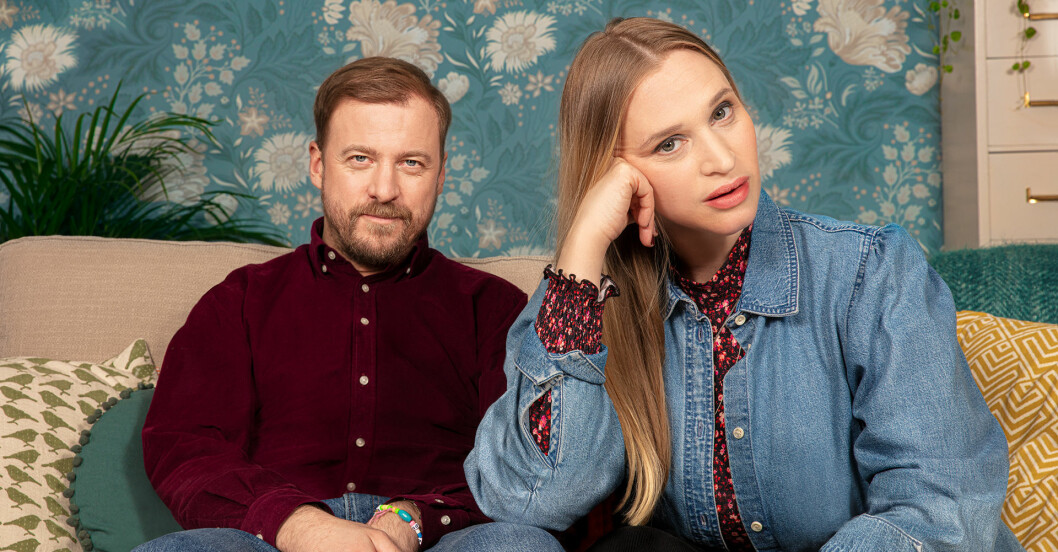 Erik Johansson och Vera Vitali som sina karaktärer Patrik och Lisa i SVT:s <em>Bonusfamiljen</em>. Erik Johansson och Vera Vitali som sina karaktärer Patrik och Lisa i SVT:s Bonusfamiljen.