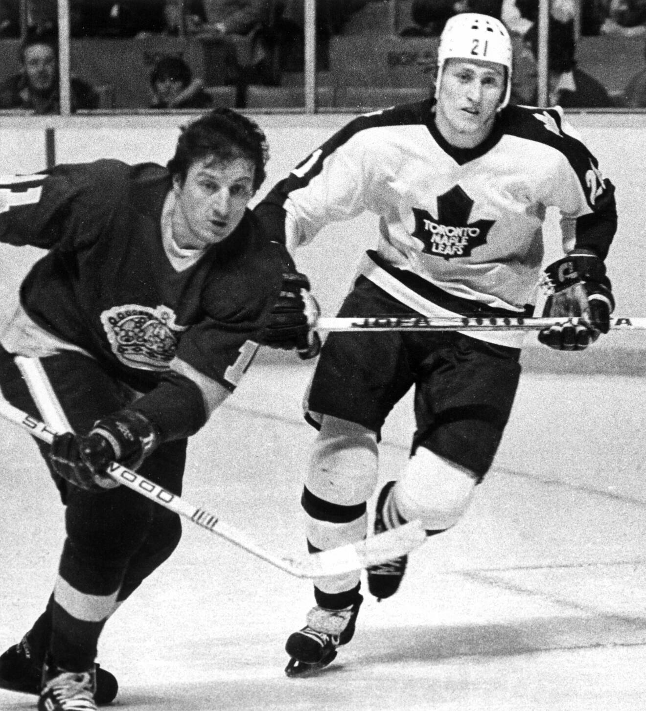 Börje Salming spelar ishockey i NHL 1978 för Toronto Maple Leaf.