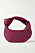 Cerise flätad mini-väska med knutdetalj på axelbandet. Modellen heter "Jodie mini knotted intrecciato leather tote". Skinnväska från Bottega Veneta.