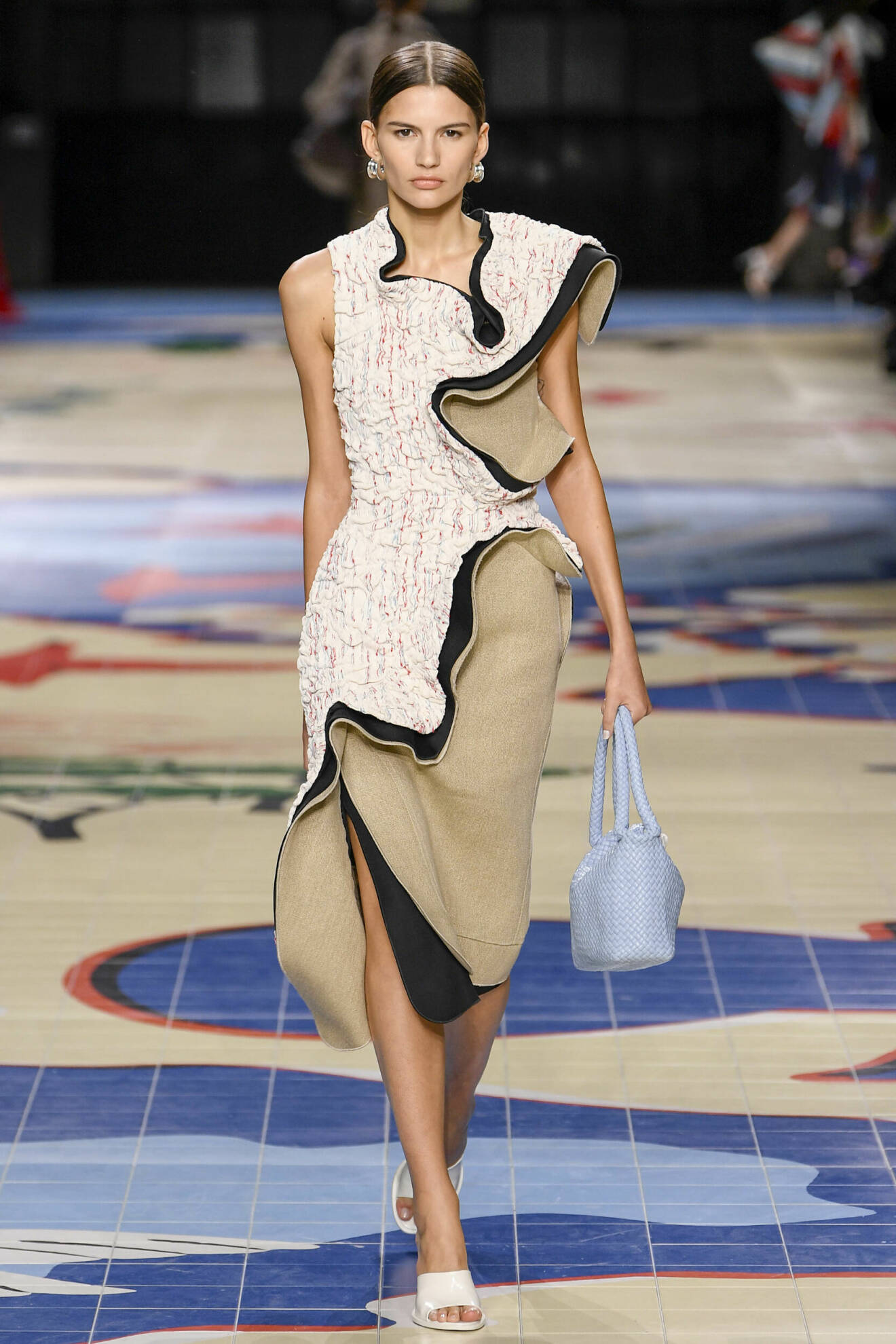 Look från Bottega Venetas vår- och sommarkollektion 2024 med volangklänning och ljusblå väska