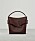 Skinnväska i brunrött med ett brett band med spänne över. Modellen heter "Pouch leather clutch" Väska i större modell från Boyy.