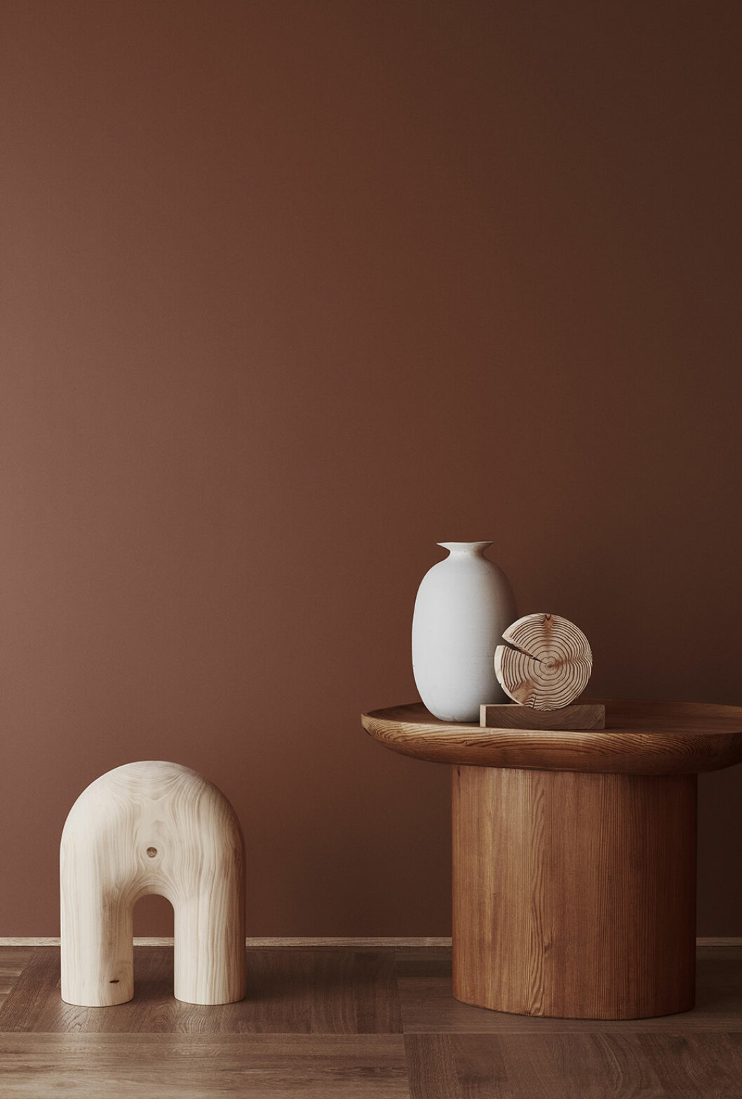 <em>20144 Grounded Red</em> från Jotun ger en varm och jordnära känsla. Foto: Line T. Klein Styling: Kråkvik & D’Orazio för Jotun Varm, bränd röd väggfärg – Grounded Red från Jotun