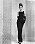 Audrey Hepburn i Breakfast at Tiffanys i ikonisk svart, fodralklänning och stort halsband runt halsen.