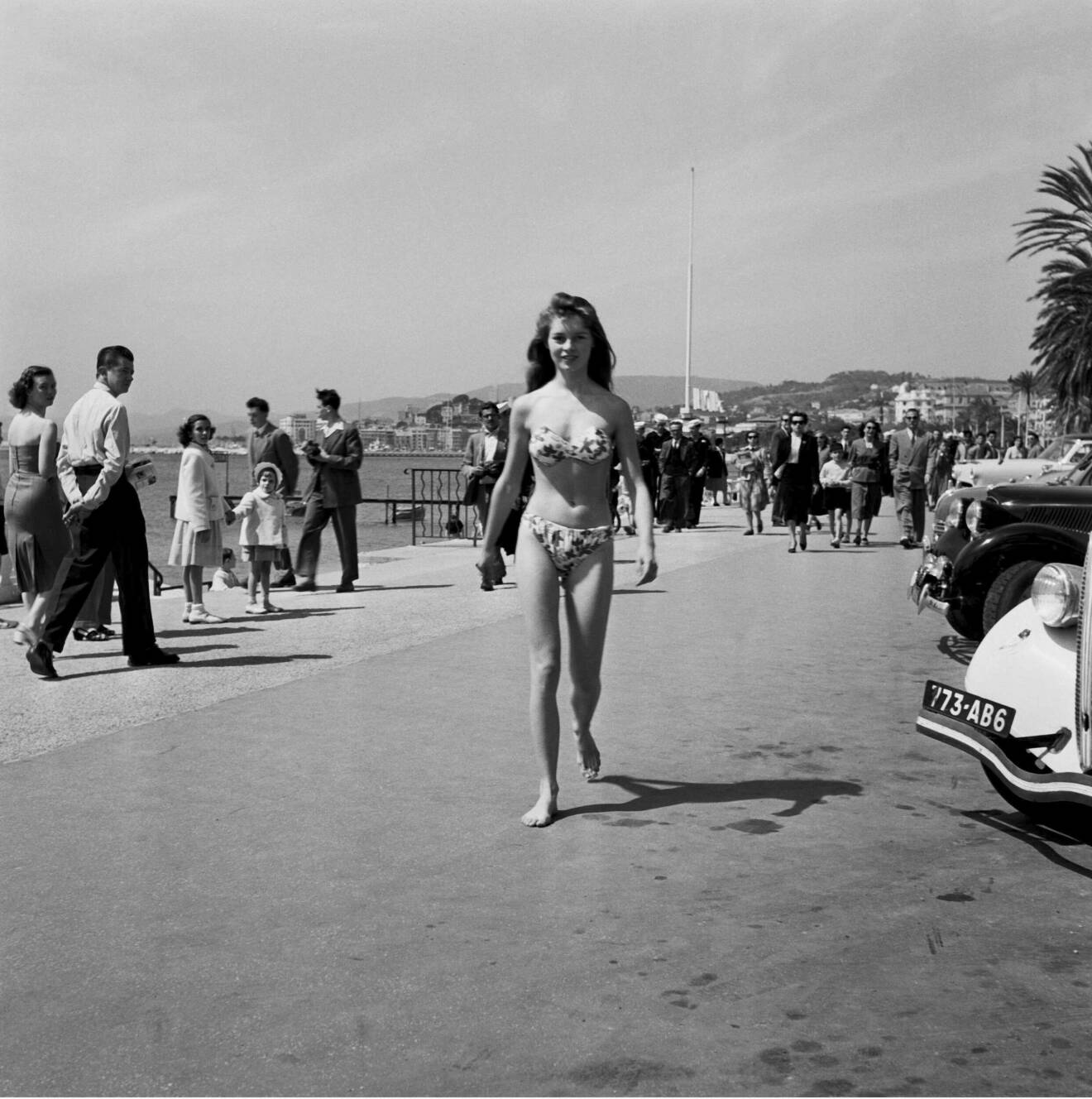 Brigitte Bardot på stranden i Cannes 1953.