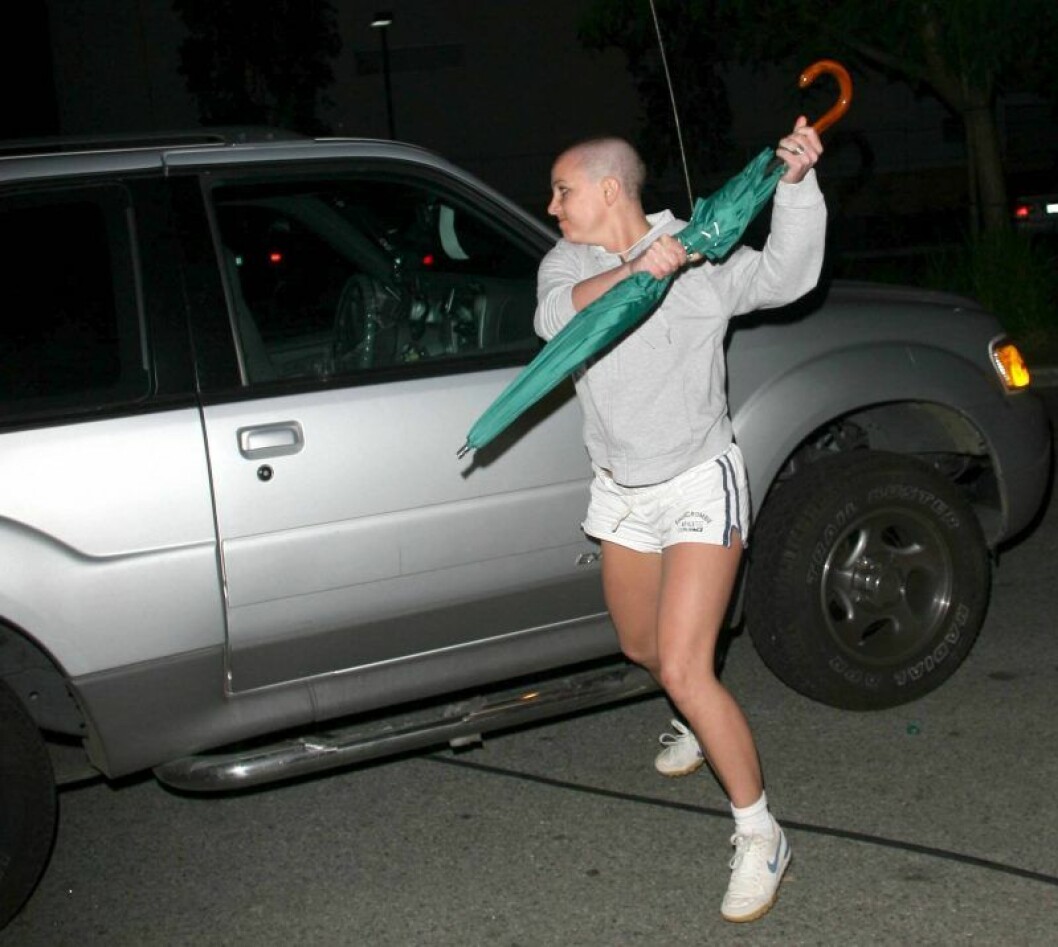 Sångerskan gick loss på en bil med ett paraply. Britney Spears med ett paraply slår på en bil