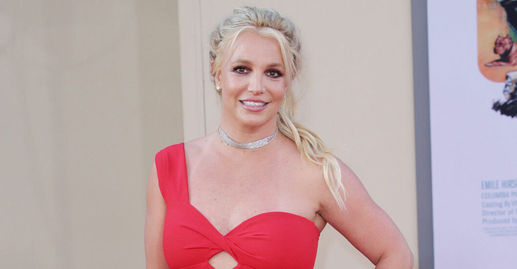 Britney Spears berättar varför hon lade upp en bild på ett rött kylskåp.