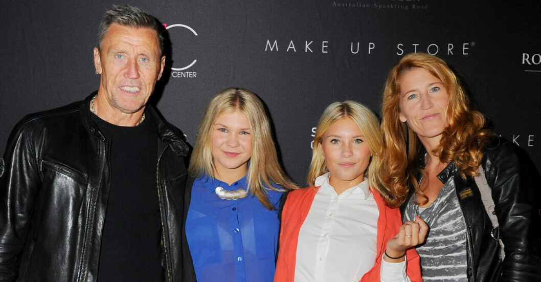 Börje Salming tillsammans med Pia och hennes döttrar Sara och Lisa.