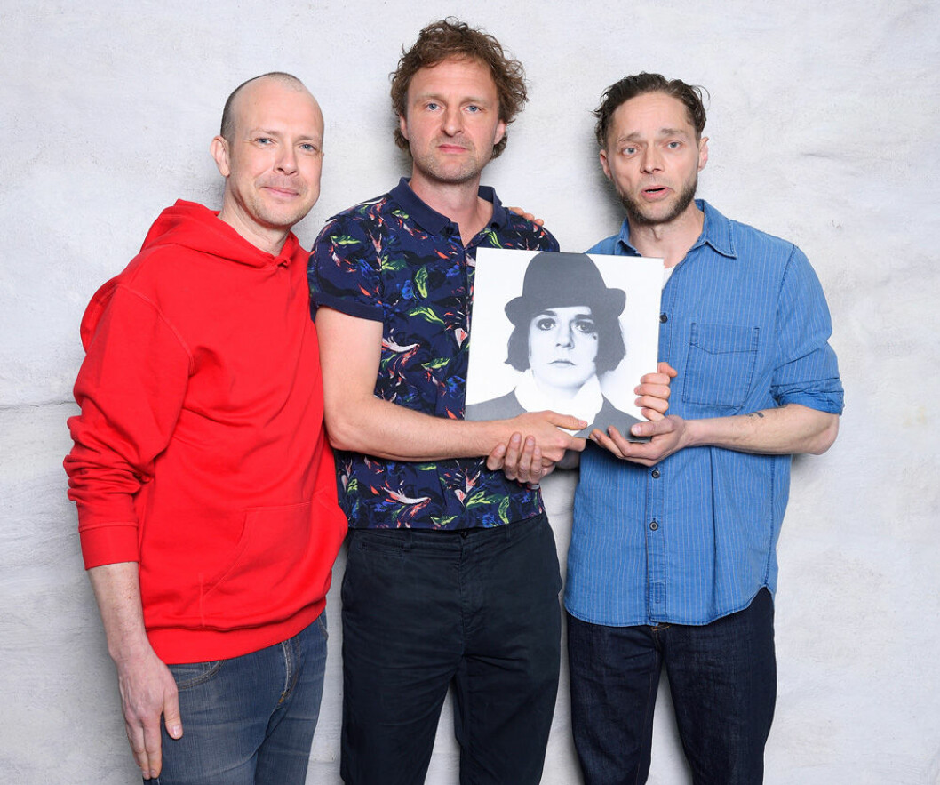 Delar av Broder Daniel, Johan Neckvall, Daniel Gilbert och Theodor Jensen, när bandet valdes in i Swedish Music Hall of Fame tidigare i år. Foto: IBL Delar av Broder Daniel, Johan Neckvall, Daniel Gilbert och Theodor Jensen håller i en bild av Henrik Berggren.