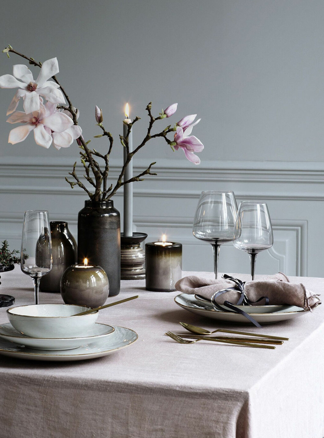 Förvandla måltiden till dagens höjdpunkt med en vacker dukning. Foto: Broste Copenhagen vårdukning med magnolia
