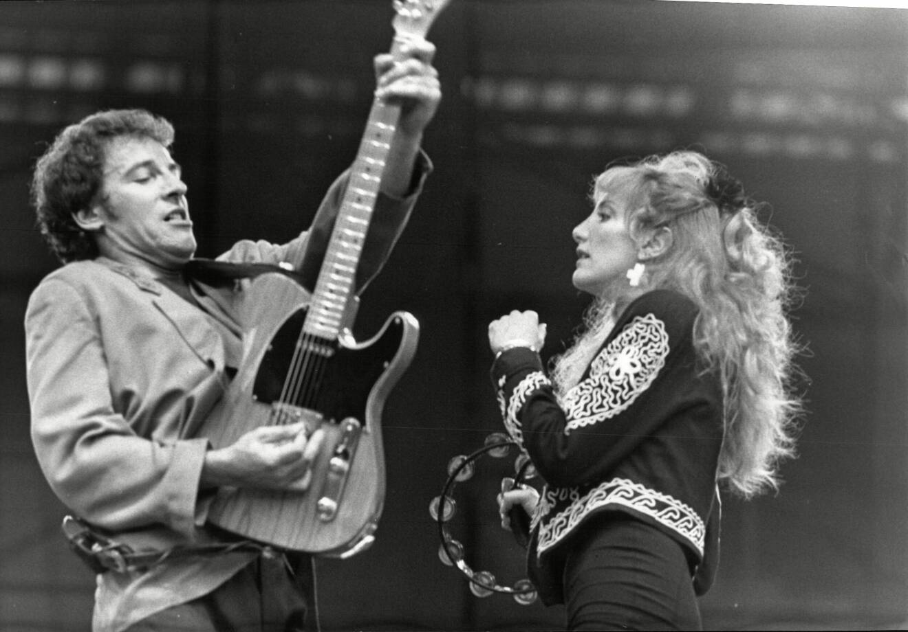Bruce Springsteen på scen med hustrun Patti Scialfa.