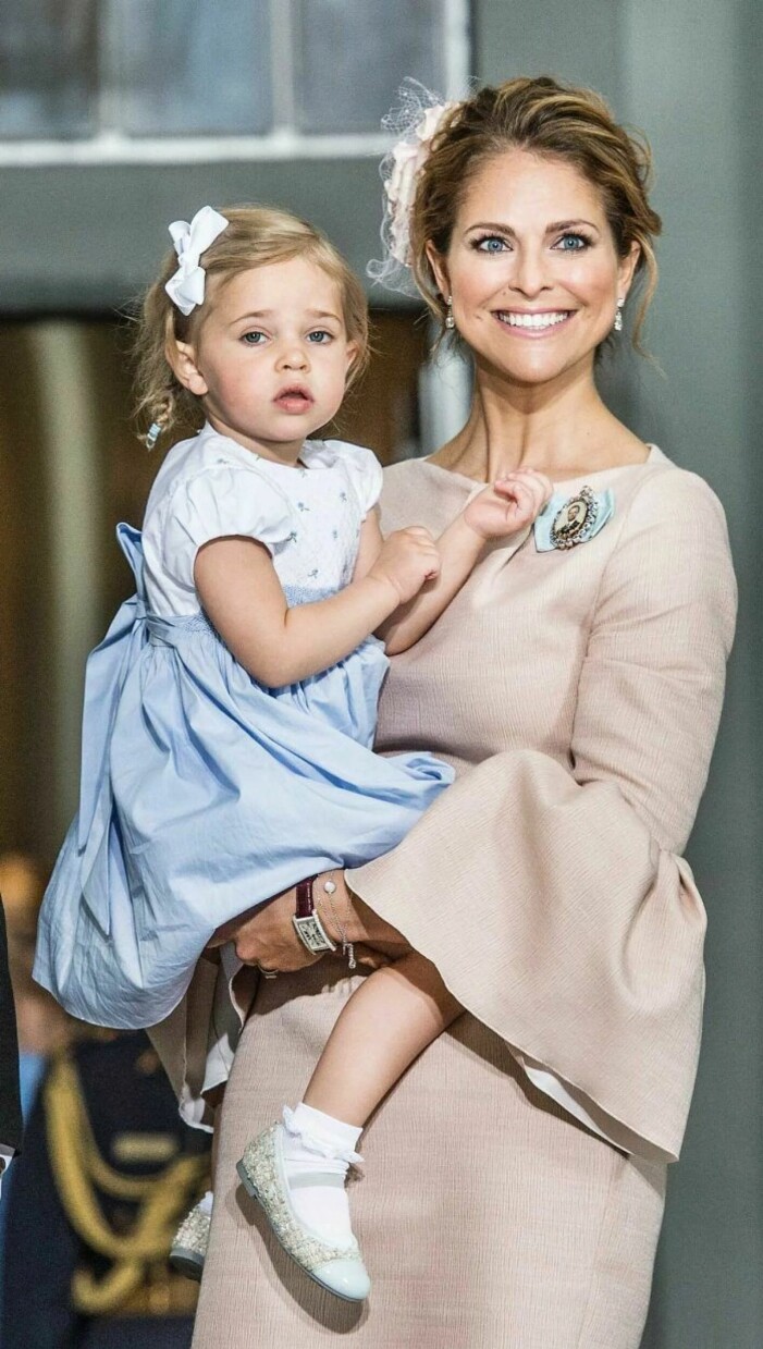 Prinsessan Madeleine i en klänning som passa klädkoden kavaj. Prinsessan Madeleine i en rosa klänning
