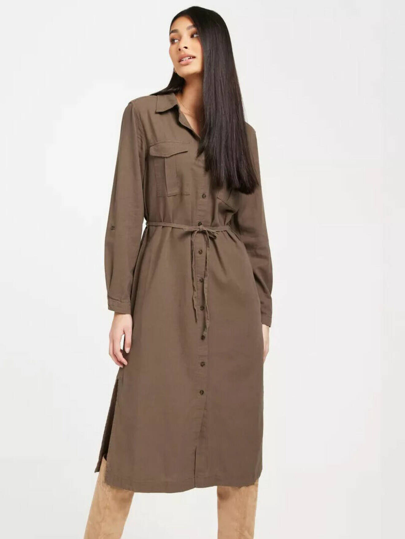 brun klänning av lin med fickor för dam från only