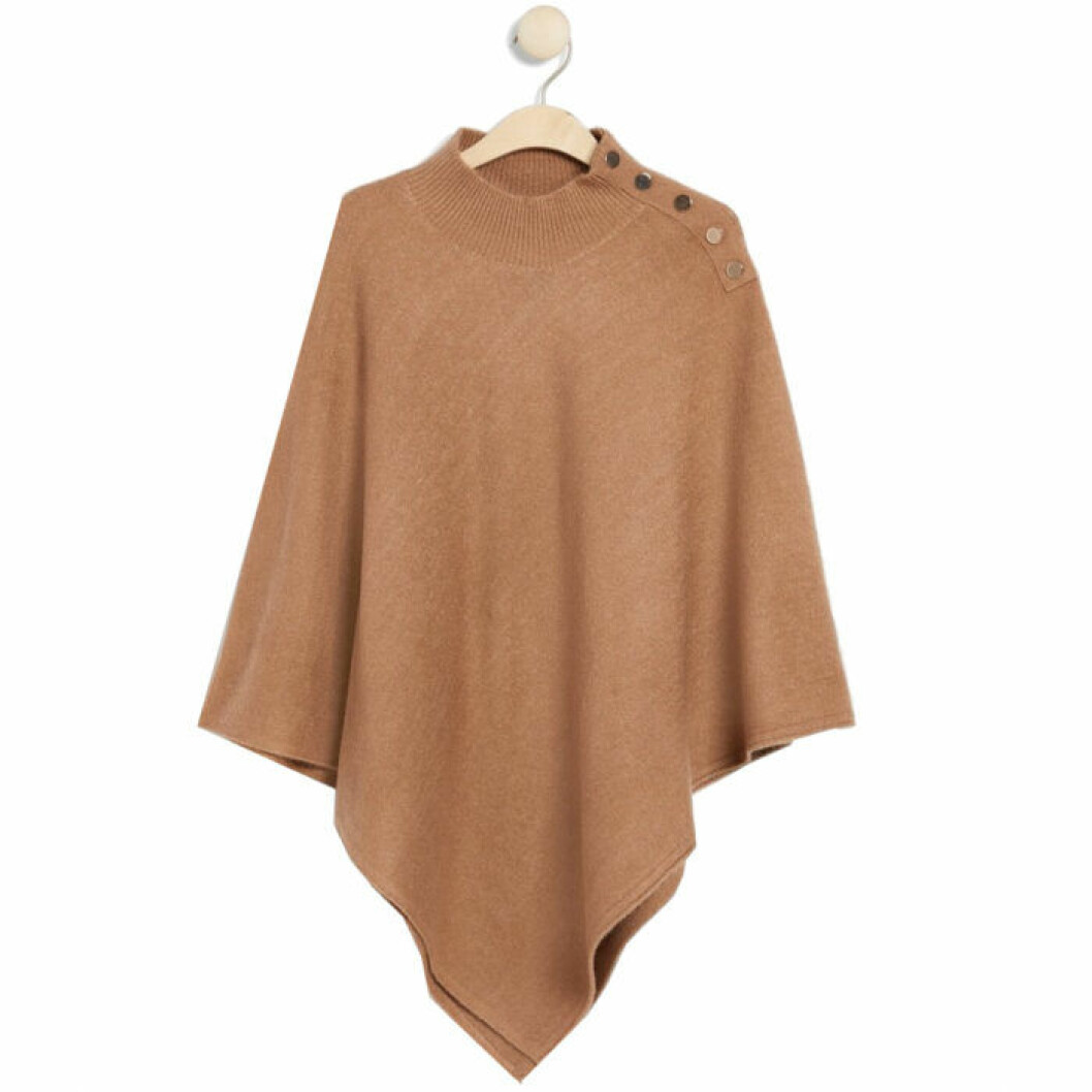 Brun poncho med knappar från Lindex