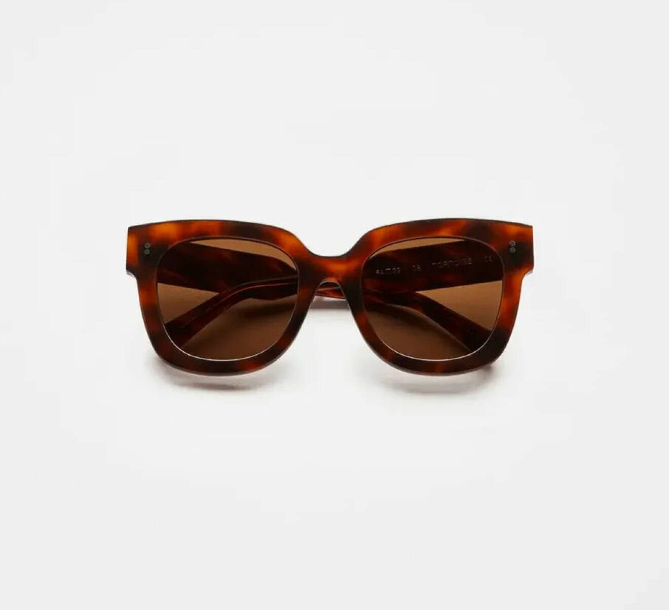 Bruna stora solglasögon från Chimi Eyewear.