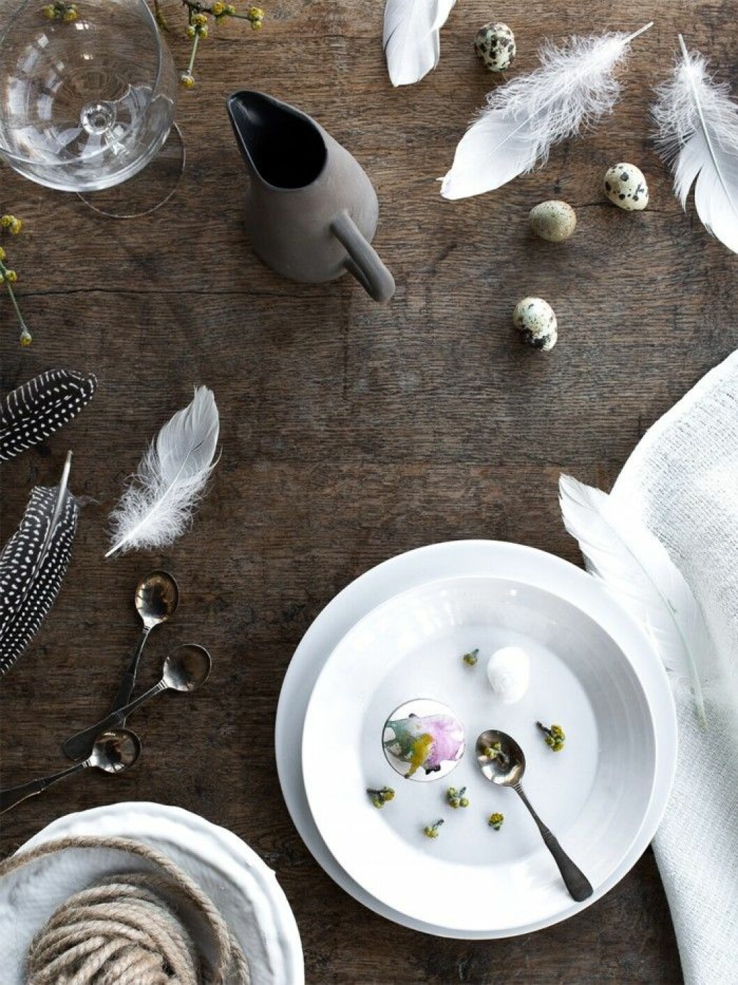 <a href="https://daniella-master.femina.se/veckans-stillben-pask-kansla/" target="_blank" rel="noopener">Dekorera bordet</a> med stylistens bästa tips. påskpynt på träbord