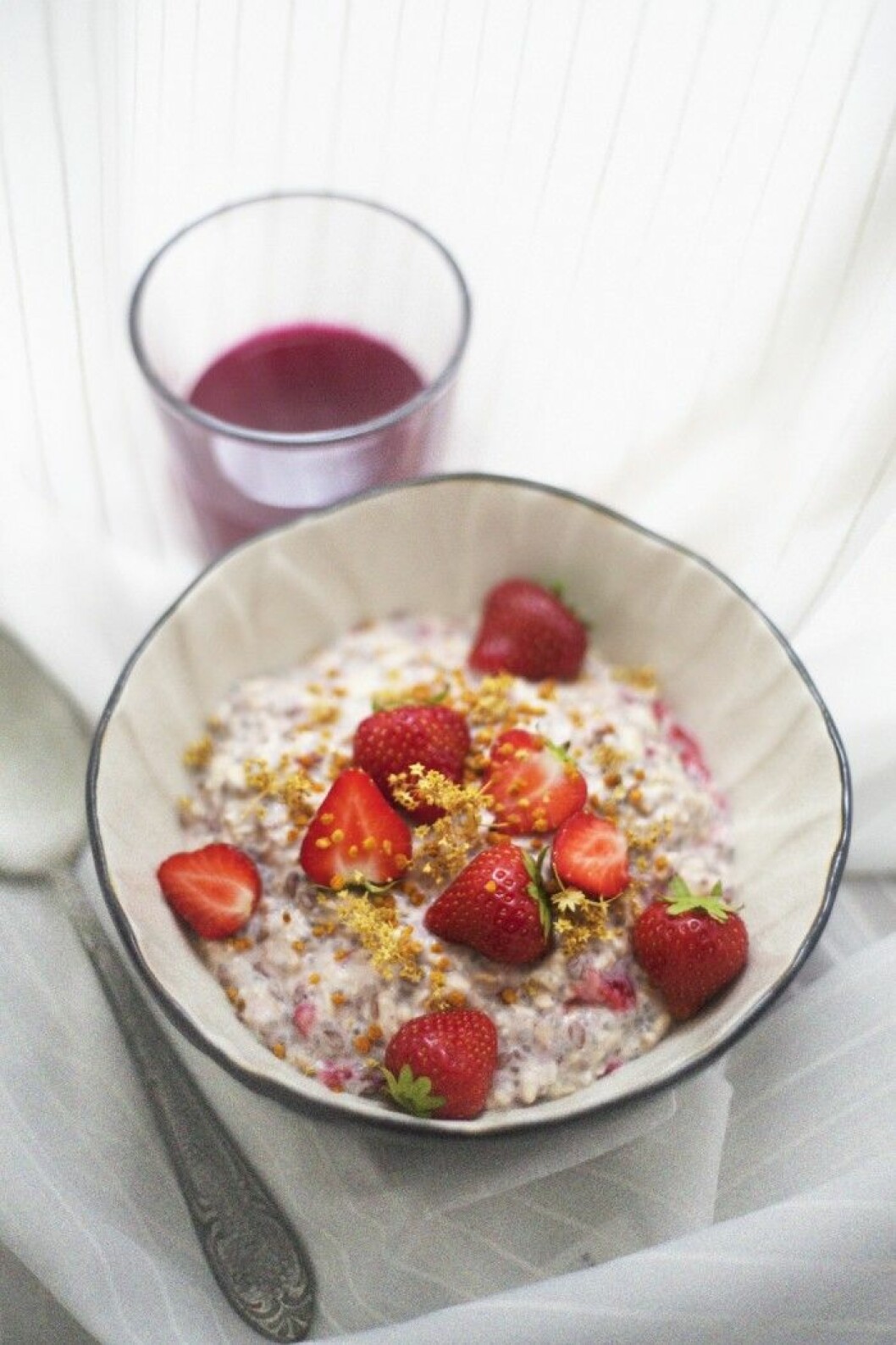 Perfekt att förbereda kvällen före. <a href="https://karoline-master.femina.se/overnight-oats-med-jordgubbar-daggkapa/" target="_blank" rel="noopener">Overnight oats med jordgubbar & daggkåpa</a>. Overnight oats med jordgubbar & daggkåpa