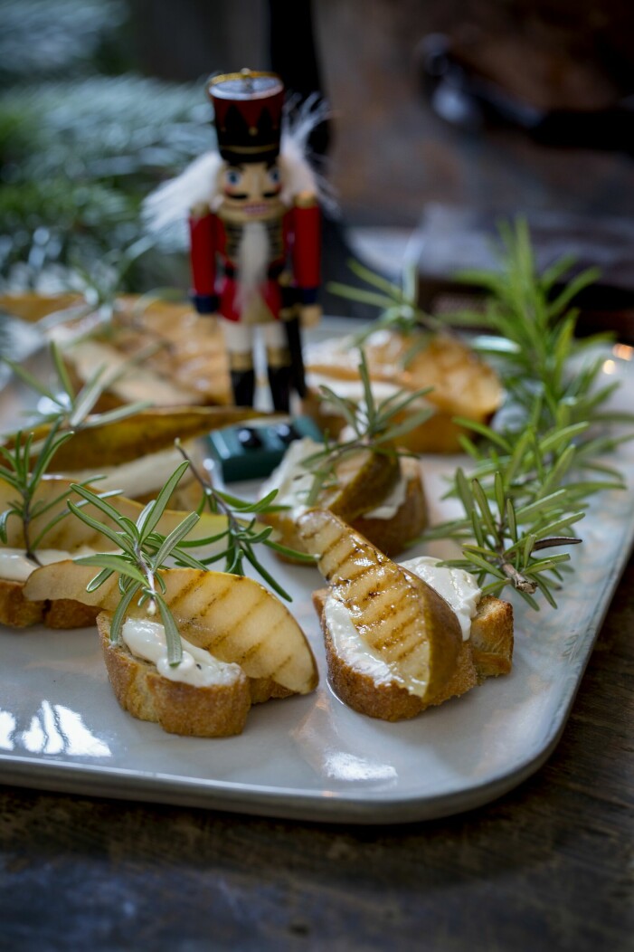 Frasigt bröd med sötsalt topping funkar alltid. Chèvre, päron och honung är en enkel men underbar kombination. Bruschetta med chèvrekräm och grillat päron.