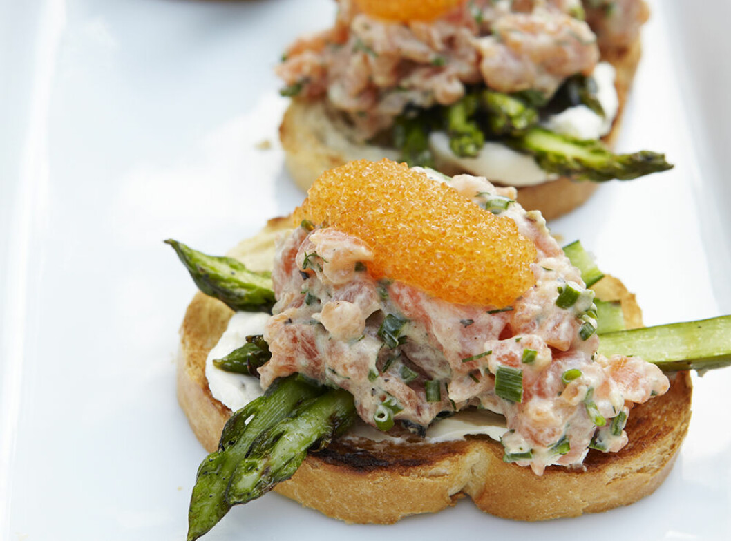 Bruschetta med laxtartar och sparris