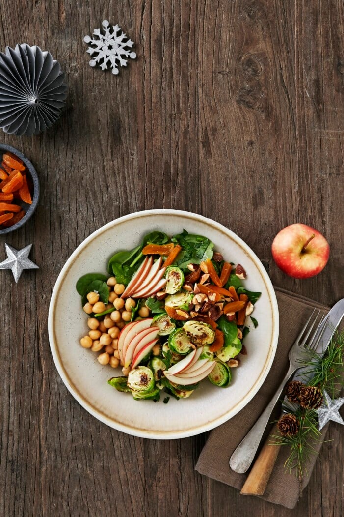 Både brysselkål och kikärter ger härlig mättnad. Till julbordet: Brysselkålsallad med äpple och aprikos