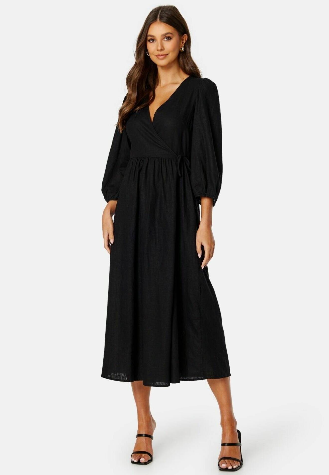 svart klänning i linne med omlottdesign från bubbleroom