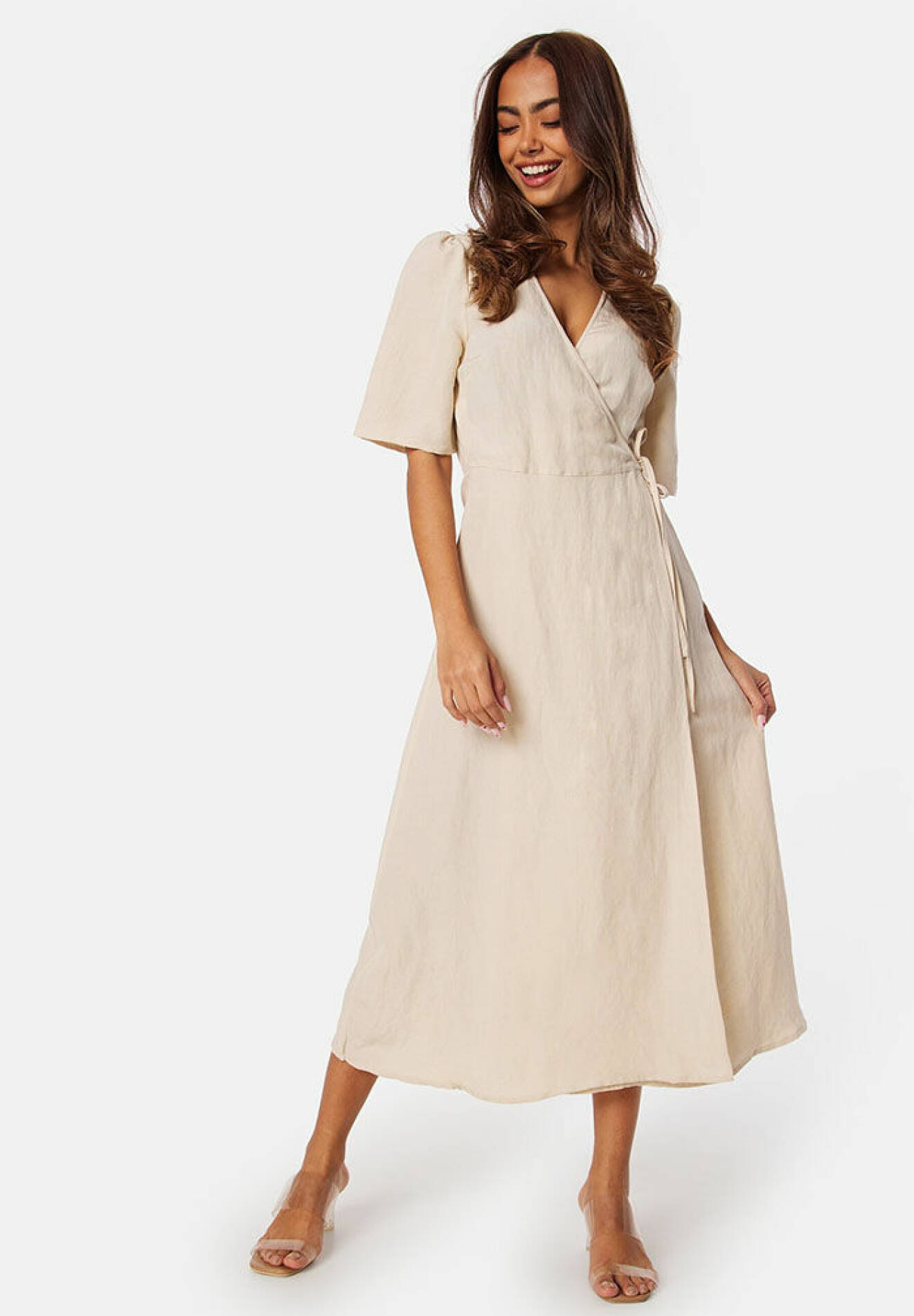 Midiklänning i linne med omlott, a-linjeformad kjol och knytning i sidan från Bubbleroom