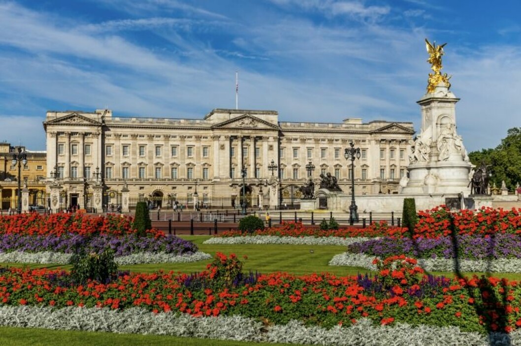 Buckingham Palace i London. Buckingham Palace I London med massa blommor utanför