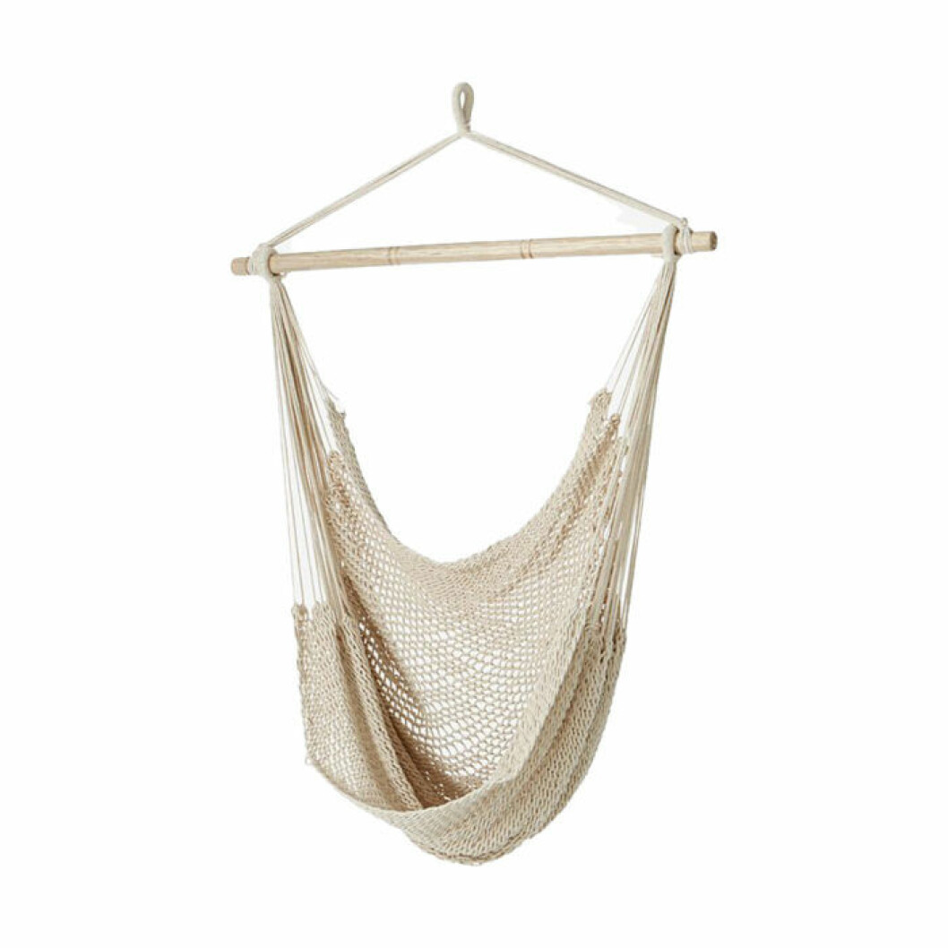Hängstol, Feeling, 499 kr. <a href="http://www.awin1.com/cread.php?awinaffid=439045&awinmid=8905&clickref=billiga-balkongmobler-hangmatta&p=https%3A%2F%2Fwww.ellos.se%2Fellos-home%2Fhangstol-feeling%2F1507562-01" target="_blank" rel="noopener">Här kan du köpa den</a>. budgetmöbler till balkongen hängstol