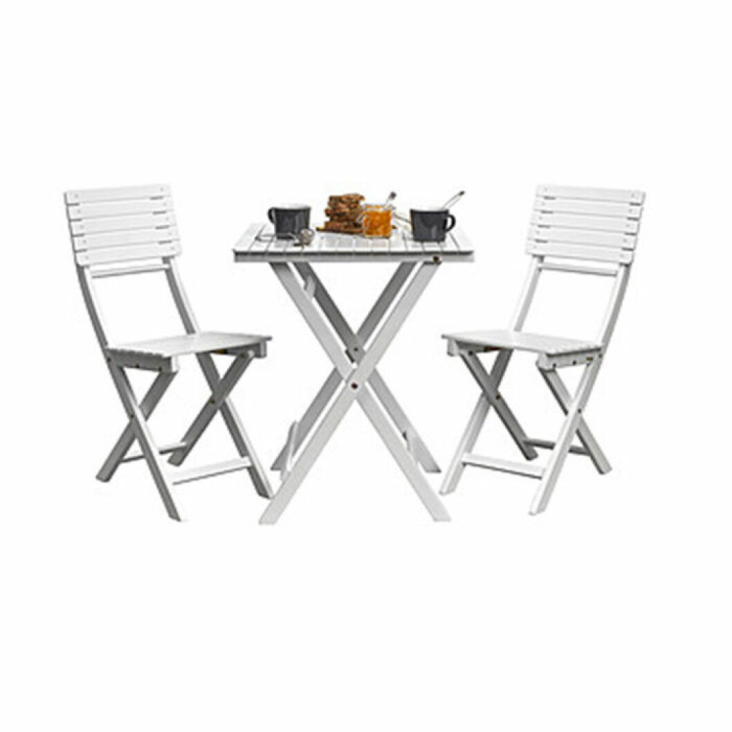 Utemöbler med bord och två stolar, 699 kr. <a href="https://track.adtraction.com/t/t?a=1199854180&as=1218462148&t=2&tk=1&epi=billiga-balkongmobler&url=https://www.clasohlson.com/se/Utem%C3%B6bler-med-bord-och-tv%C3%A5-stolar/31-4853" target="_blank" rel="noopener">Här kan du köpa det</a>. budgetmöbler till balkongen stolar och bord