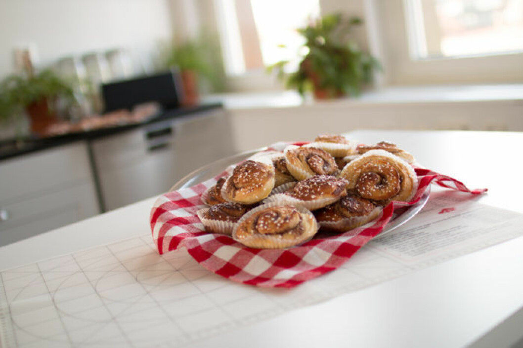 Bild: Helena Sjögren Kanelbullar på fat med rutig bakrut under.