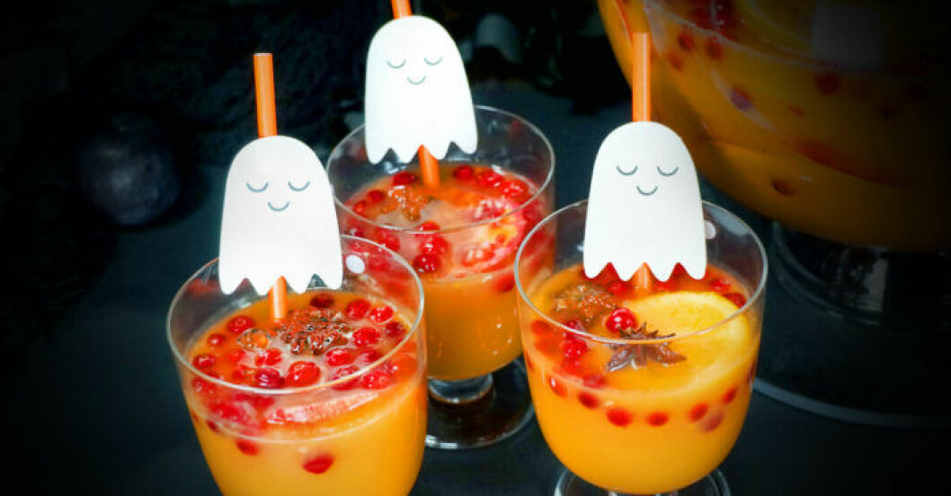 läskande bål till halloween med pumpa och granatäpple