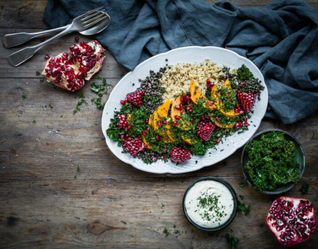 Foto: Diana Dontsova Sallad på buternutpumpa, grönkål och linser.