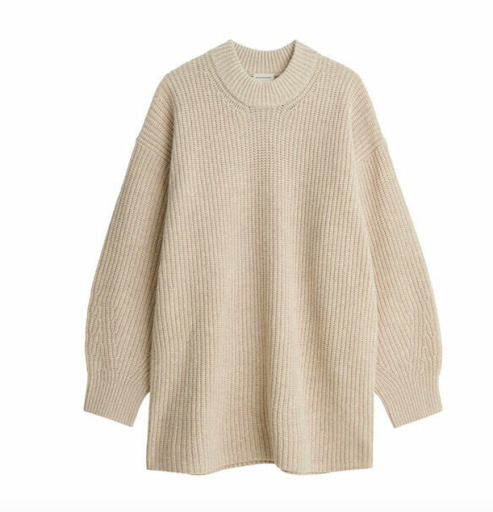 Tröja, By Malene Birger/Åhléns. <a target="_blank" rel="nofollow" href="https://in.ahlens.se/t/t?a=1136856392&as=1218462148&t=2&tk=1&epi=an-minimalistiskgarderob-ahlens-troja-beige&url=https://www.ahlens.se/Mode/overdelar-592164/by-malene-birger-disma-pullover-oyster-gray-65395897/">Klicka på bilden för att komma direkt till produkten!</a> Beige, oversizad, stickad tröja med rundad hals. Stickad tröja från By Malene Birger.