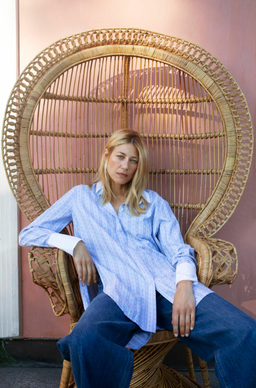 Skjorta i bomull, stl 32–44, 1 999 kr, By Malene Birger. Jeans i ekologisk bomull/återvunnen polyester/elastan, stl 24–30, 2 200 kr, Tomorrow Denim. Örhängen i silver/guld, 3 995 kr, Pantolin. By Malene Birger aw 2020 skjorta