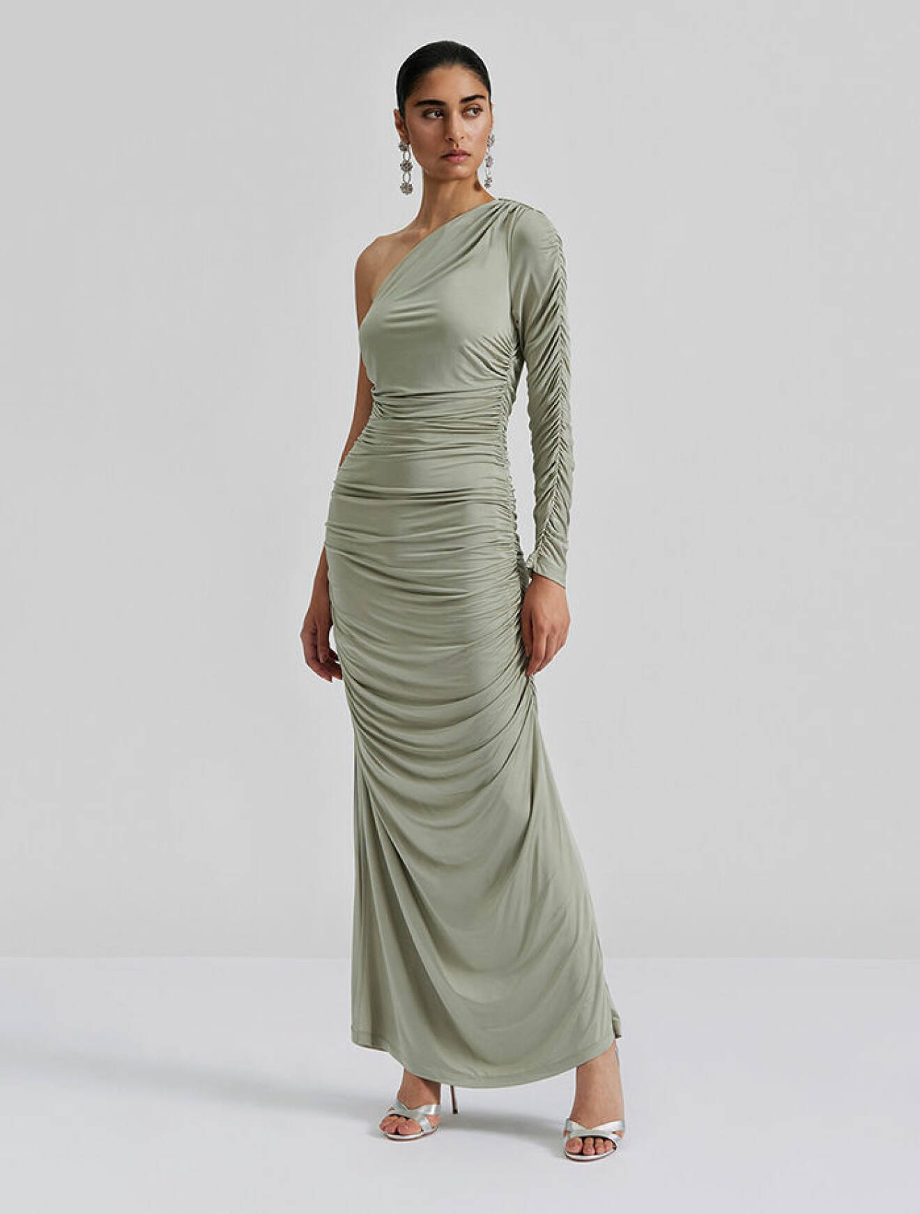 One shoulder-klänning i en ljusgrön nyans med drapering från By Malina