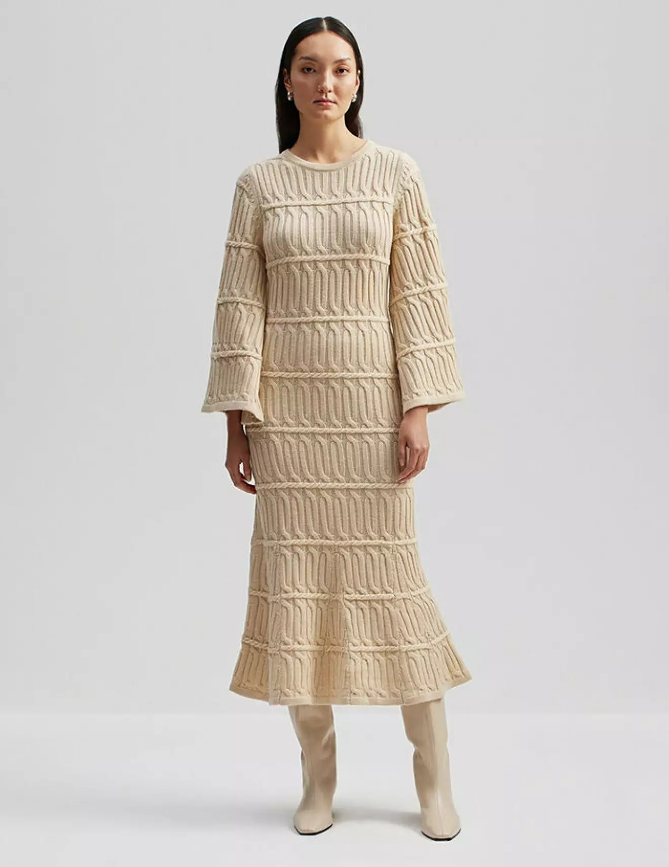 Beige mönstrad kabelstickad klänning i midilängd från By Malina